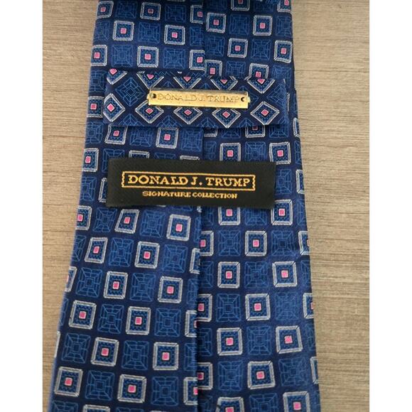 Donald Trump Tie Signature Collection Pre loved - Picture 2 of 5